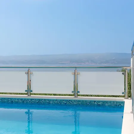 With A Swimming Pool Mali Rat Апартаменти Дугі-Рат